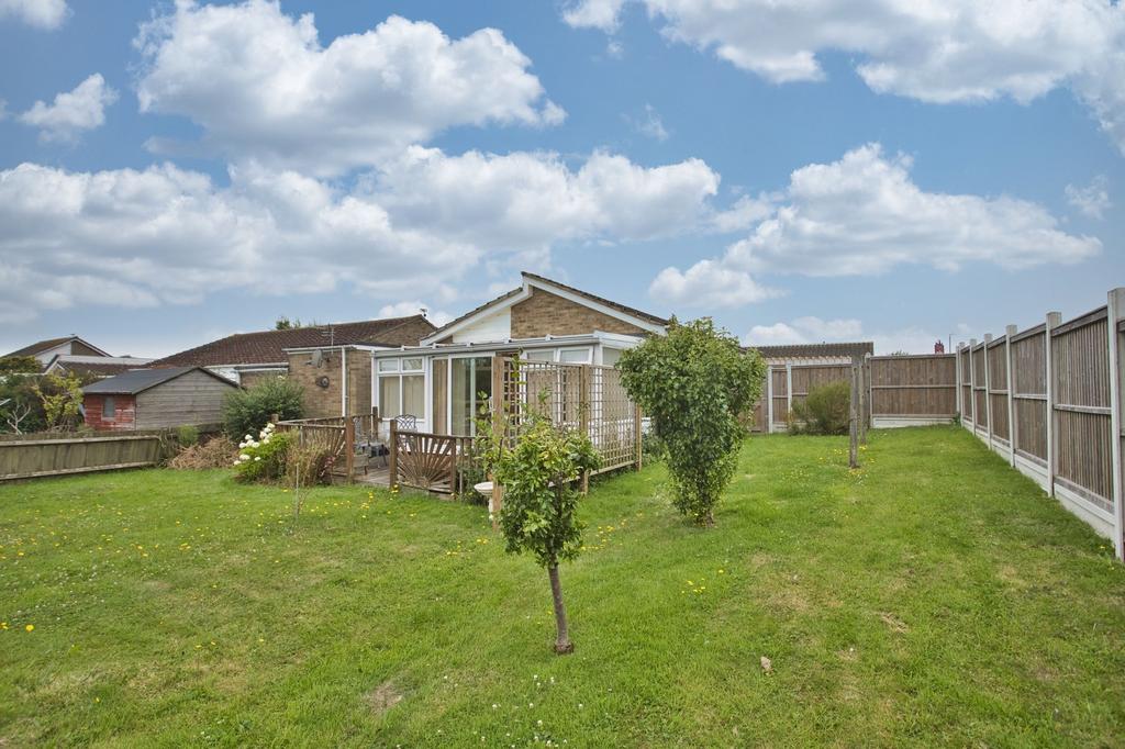 Grasmere Gardens, Folkestone, CT19 2 bed detached bungalow for sale £