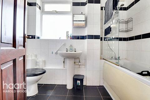 34 Dudley Road, Romford, RM3 8LH