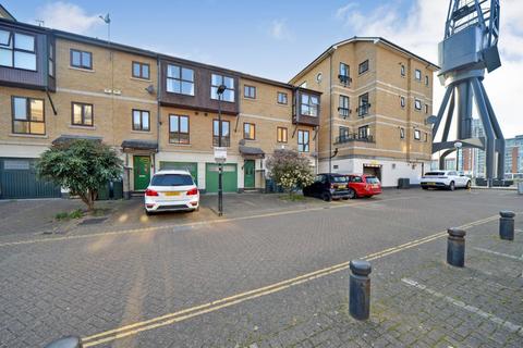 3 bedroom terraced house for sale, Hardy Avenue, London E16