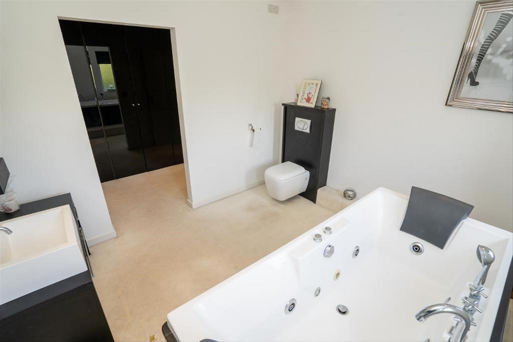 En suite bathroom vi