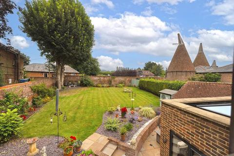 4 bedroom detached house for sale, Tonbridge Road, Wateringbury, Maidstone