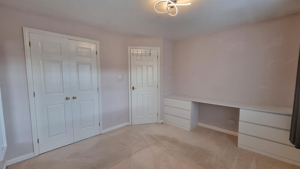 Double bedroom alternative view