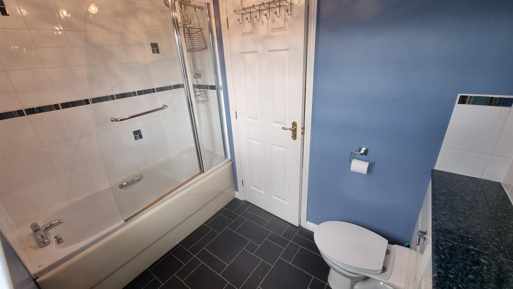 Family bathroom alternative view