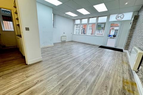 Retail property (high street) to rent, Retail Premises - Station Road, Desborough, Kettering