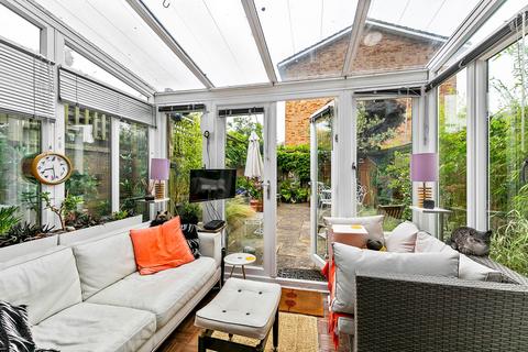 70 Woodville Road, Richmond, TW10 7QN