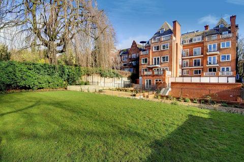 4 bedroom flat to rent, Fitzjohns Avenue, London NW3