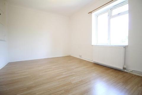 2 bedroom maisonette to rent, Medlar Close, Northolt UB5