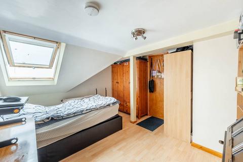 27 Chippenham Close, Pinner, HA5 2NF