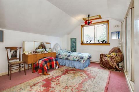 2 Silverknowes Grove, Edinburgh, EH4 5LZ