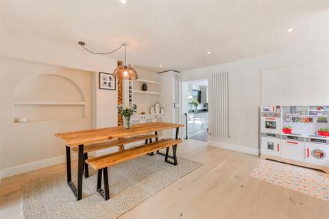19 Chapel Way, Epsom, KT18 5TE