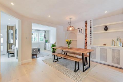 19 Chapel Way, Epsom, KT18 5TE