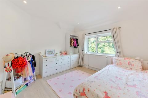 19 Chapel Way, Epsom, KT18 5TE