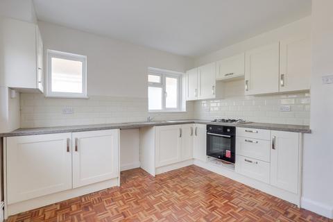 2 bedroom bungalow to rent, Glenwood Avenue, Leigh-on-sea, SS9