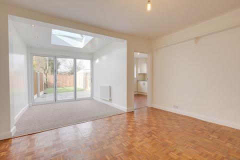 2 bedroom bungalow to rent, Glenwood Avenue, Leigh-on-sea, SS9