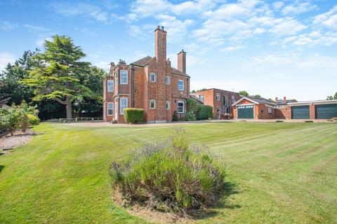 6 bedroom detached house for sale, Finedon Road Irthlingborough, Wellingborough, Northamptonshire NN9 5UB