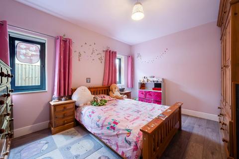 4 Latimer Close, Worcester Park, KT4 8UF