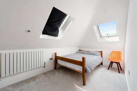 4 Latimer Close, Worcester Park, KT4 8UF