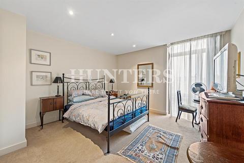 2 bedroom flat for sale, Lymington Road, London, NW6