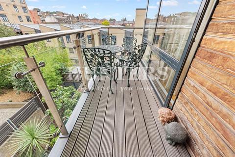 2 bedroom flat for sale, Lymington Road, London, NW6