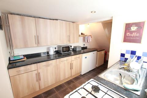 4 bedroom terraced house to rent, Blenheim Road, Reading RG1