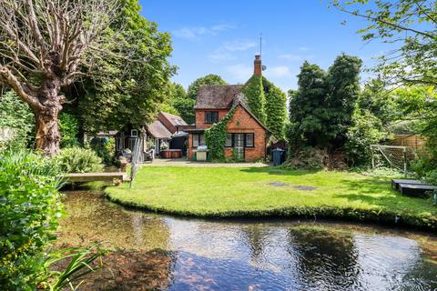 3 bedroom semi-detached house for sale, Latimer Road, Chesham, HP5