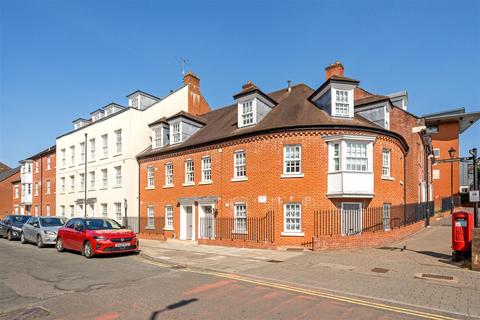 3 bedroom townhouse to rent, Magdalene Court, Salisbury SP1