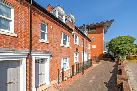 3 bedroom townhouse to rent, Magdalene Court, Salisbury SP1