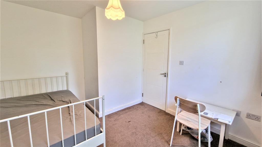 Room available to rent located on eaton green roa