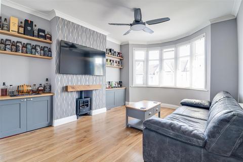 1 bedroom flat for sale, Beedell Avenue, Westcliff-On-Sea SS0