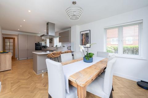 2 Firs Close, Horsham, RH12 1GD