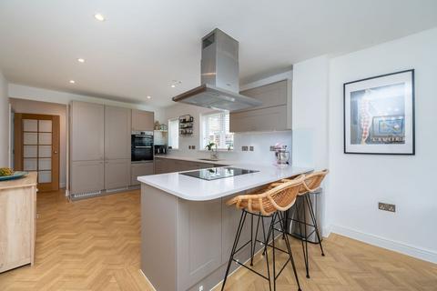 2 Firs Close, Horsham, RH12 1GD