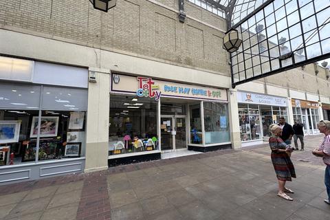 Retail property (high street) to rent, Worthing BN11