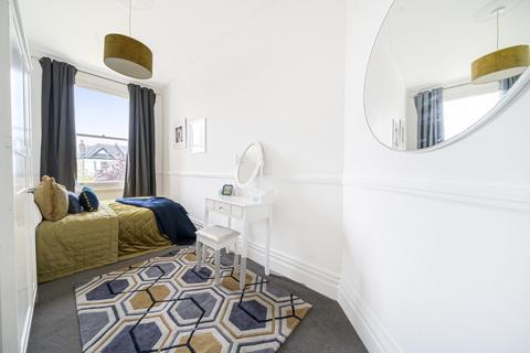6c Thornsbeach Road, London, SE6 1DX