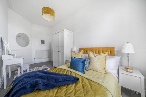 6c Thornsbeach Road, London, SE6 1DX