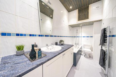 6c Thornsbeach Road, London, SE6 1DX
