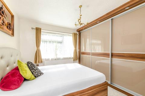 2 bedroom flat for sale, St Cuthberts Gardens, Hatch End, Pinner, HA5