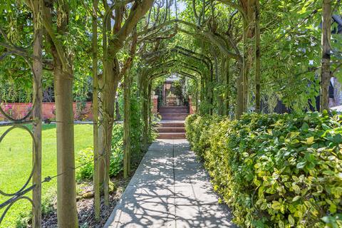 1 Hillcrest Road, London, W5 2JL