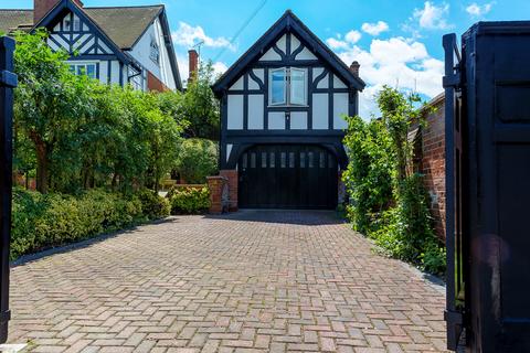 1 Hillcrest Road, London, W5 2JL