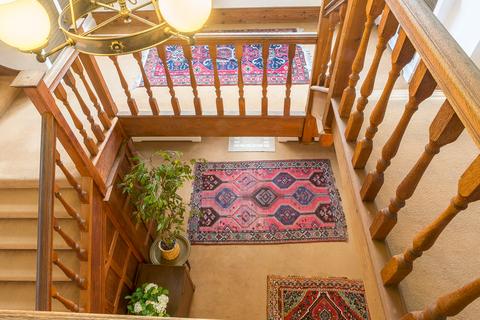 1 Hillcrest Road, London, W5 2JL