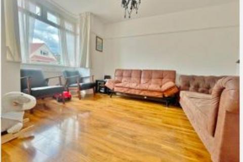 4 bedroom detached house to rent, Hamilton Crescent, Hounslow TW3