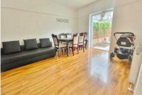 4 bedroom detached house to rent, Hamilton Crescent, Hounslow TW3