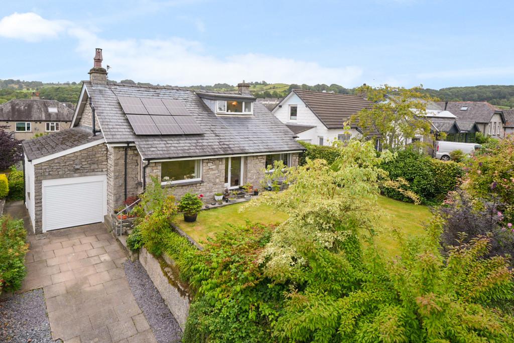 36 Oxenholme Road, Kendal, LA9 7HH 3 bed detached bungalow for sale £