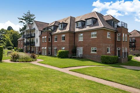 3 bedroom flat for sale, Beacon Crescent, Surrey GU26