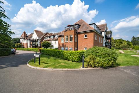 3 bedroom flat for sale, Beacon Crescent, Surrey GU26