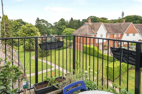 3 bedroom flat for sale, Beacon Crescent, Surrey GU26