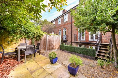 57 King George Square, Richmond, TW10 6LF