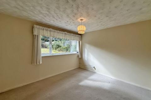 18 Castle Drive, Willenhall, WV12 4QY