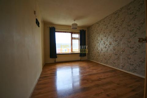 3 bedroom end of terrace house to rent, The Roundabout, Birmingham B31