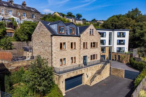 4 bedroom detached house for sale, 17 Excelsior Close, Ripponden HX6 4DD