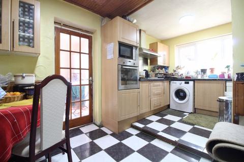 3 bedroom semi-detached house for sale, Midhurst Gardens, Luton